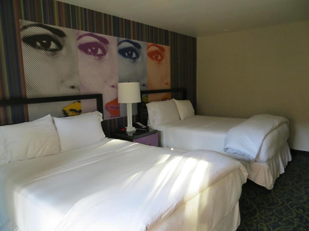 Deluxe Double Queen Room
